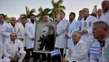 «Medellín será invadida por médicos cubanos» Indignación contra medida del Alcalde