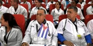 El mundo oculto de los médicos cubanos que son enviados a trabajar al extranjero