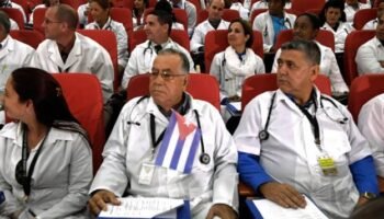 El mundo oculto de los médicos cubanos que son enviados a trabajar al extranjero