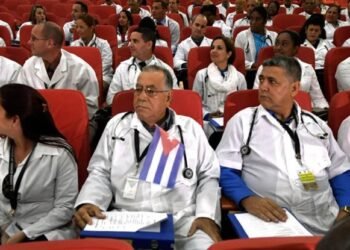 El mundo oculto de los médicos cubanos que son enviados a trabajar al extranjero
