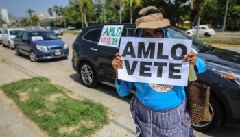 Se forma frente «AntiAMLO» contra el socialismo en México