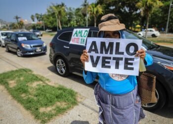 Se forma frente «AntiAMLO» contra el socialismo en México