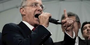 Álvaro Uribe renuncia a su curul en el Senado