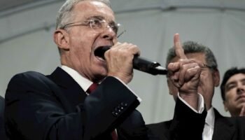 Álvaro Uribe renuncia a su curul en el Senado