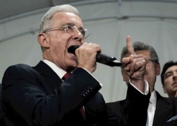 Álvaro Uribe renuncia a su curul en el Senado