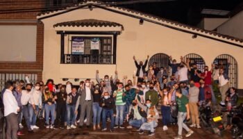 La fiesta callejera montada por funcionarios de la Alcaldía celebrando un año del triunfo de Quintero