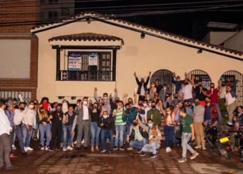 La fiesta callejera montada por funcionarios de la Alcaldía celebrando un año del triunfo de Quintero
