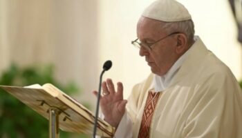 El Papa Francisco y los gays: uno más uno no produce ni uno ni una