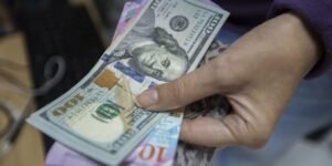 Hiperinflación chavista: el dólar supera el millón de bolívares y la moneda nacional se deprecia un 93% solamente en noviembre