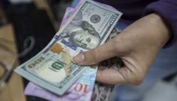 Hiperinflación chavista: el dólar supera el millón de bolívares y la moneda nacional se deprecia un 93% solamente en noviembre