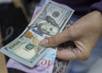 Hiperinflación chavista: el dólar supera el millón de bolívares y la moneda nacional se deprecia un 93% solamente en noviembre