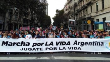 Argentina: masivas manifestaciones multitudinarias contra la ley del aborto de los Fernández