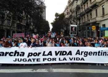 Argentina: masivas manifestaciones multitudinarias contra la ley del aborto de los Fernández