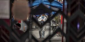 Régimen chino silencia a familiares de muertos por COVID-19 durante visita de la OMS