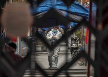 Régimen chino silencia a familiares de muertos por COVID-19 durante visita de la OMS