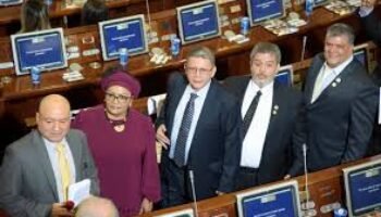 Vergonzoso que sigan en el Senado