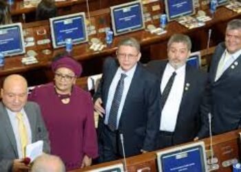 Vergonzoso que sigan en el Senado