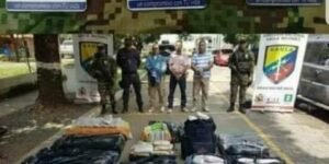 Escoltas de FARC con coca