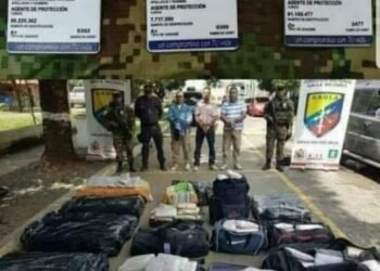 Escoltas de FARC con coca