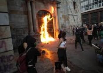 Claudia López minimizó la violencia de las feministas el 8 de marzo