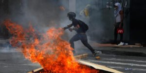 Dos muertos, saqueos y bloqueos durante paro no autorizado en Colombia