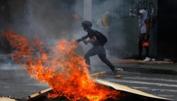 Dos muertos, saqueos y bloqueos durante paro no autorizado en Colombia