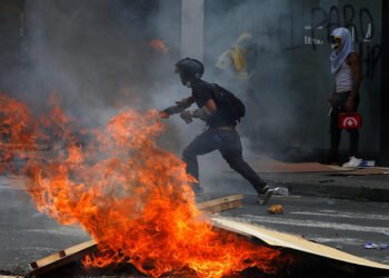 Dos muertos, saqueos y bloqueos durante paro no autorizado en Colombia