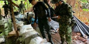 Policia destruye tres laboratorios e incauta cerca de una tonelada de cocaína y un semisumergible de las Farc