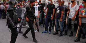 Un muerto, más de 170 detenidos y brutal represión a palos en Cuba