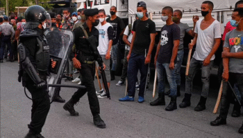 Un muerto, más de 170 detenidos y brutal represión a palos en Cuba