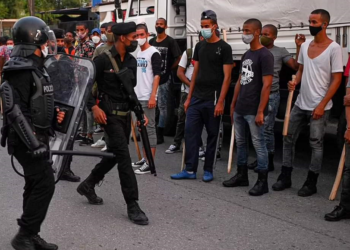 Un muerto, más de 170 detenidos y brutal represión a palos en Cuba