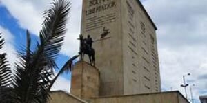 El Foro Atenas protesta por la destrucción del monumento a Los Héroes
