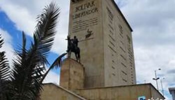 El Foro Atenas protesta por la destrucción del monumento a Los Héroes