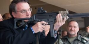 Bolsonaro sobre porte de armas: ‘‘Pueblo armado jamás será esclavizado’’