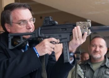 Bolsonaro sobre porte de armas: ‘‘Pueblo armado jamás será esclavizado’’