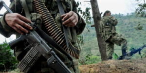 Reclutamiento criminal: FARC entrena a niños con rifles de madera