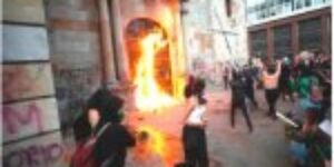 Unas pacíficas y dialogantes feministas prenden fuego a una iglesia católica… ¡con fieles dentro, durante una Eucaristía!