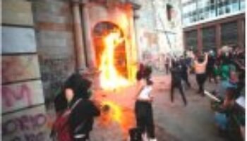 Unas pacíficas y dialogantes feministas prenden fuego a una iglesia católica… ¡con fieles dentro, durante una Eucaristía!