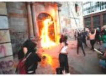 Unas pacíficas y dialogantes feministas prenden fuego a una iglesia católica… ¡con fieles dentro, durante una Eucaristía!