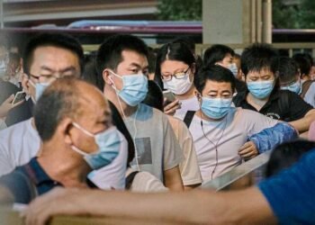 Los trabajadores de las tecnológicas chinas denuncian que se les obliga a trabajar 12 horas al día, 6 días a la semana sin cobrar horas extras