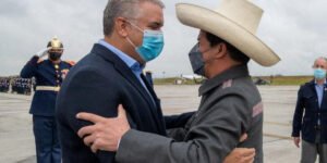 Iván Duque blanquea al comunista Castillo y firma con él acuerdos en materia comercial y de inversiones