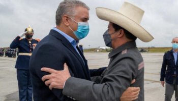 Iván Duque blanquea al comunista Castillo y firma con él acuerdos en materia comercial y de inversiones