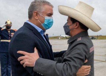 Iván Duque blanquea al comunista Castillo y firma con él acuerdos en materia comercial y de inversiones