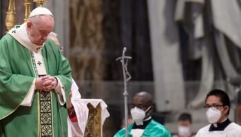 El papa Francisco recibiendo al comunista Gustavo Petro: pésima señal para la libertad en Colombia