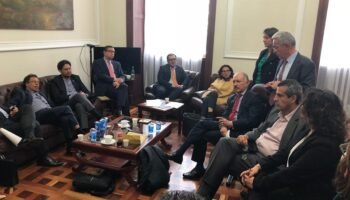 COLOMBIA, ALERTA, TE ROBAN LAS ESPERANZAS.