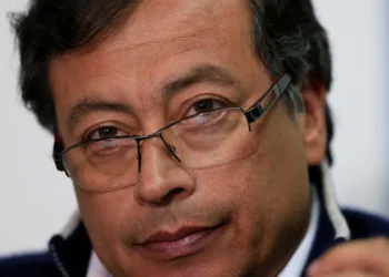 Petro basa su campaña en propuestas irrealizables y promesas vacías para convencer al electorado colombiano