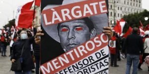 Castillo con un pie afuera: El Congreso prepara una nueva moción de censura y las calles de Lima estallan en protestas