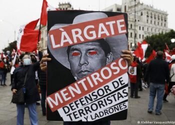 Castillo con un pie afuera: El Congreso prepara una nueva moción de censura y las calles de Lima estallan en protestas