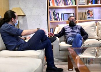 Dos altos cargos de Indra asistieron en febrero a un acto político de Petro en Madrid