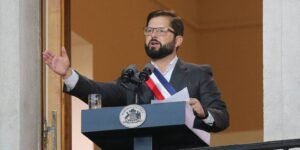 Solo dos de cada diez chilenos apoya el gobierno de Boric, y su imagen negativa llega a niveles de Piñera